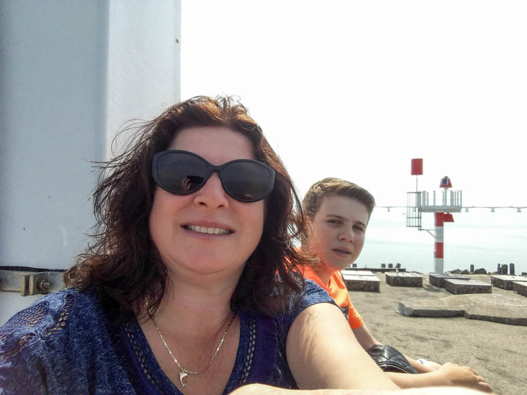 Mijn zoon en ik rusten uit op de punt van het havenhoofd in Zierikzee
