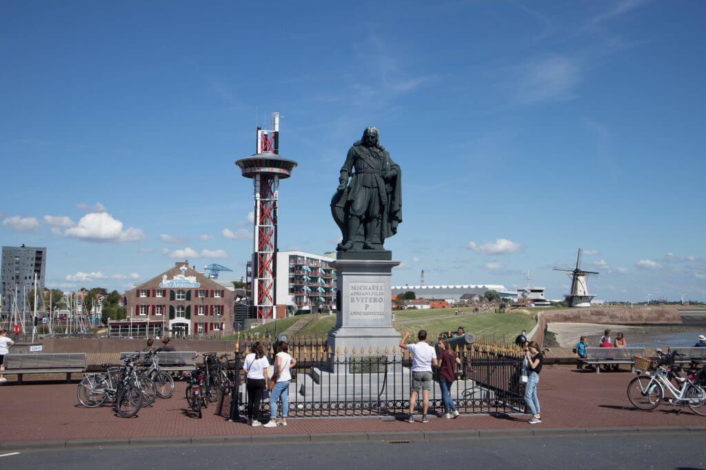 Zeeheld Michiel de Ruyter staat fier aan het begin van de boulevard in Vlissingen