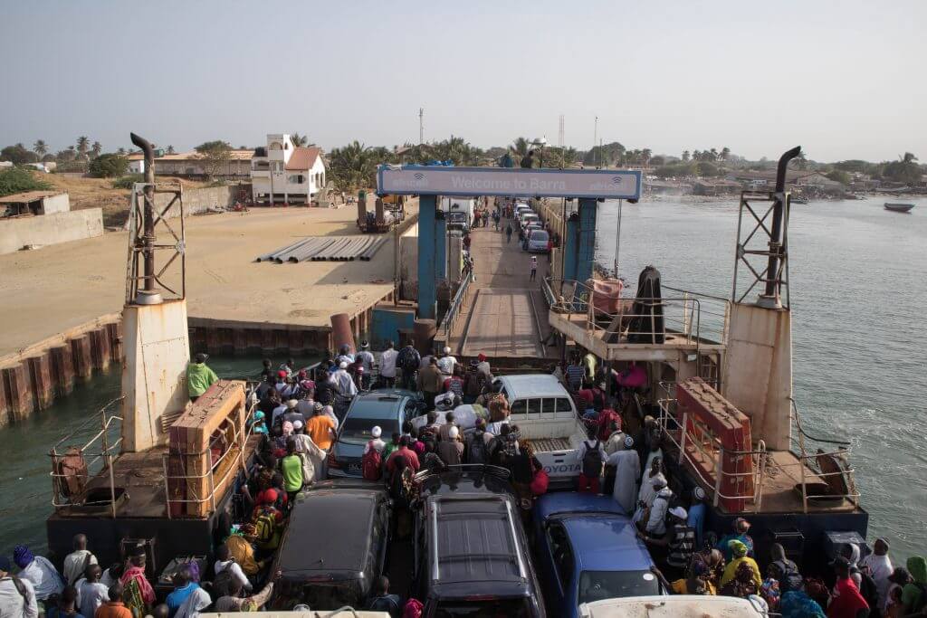 Op de veerboot van Banjul naar Barra