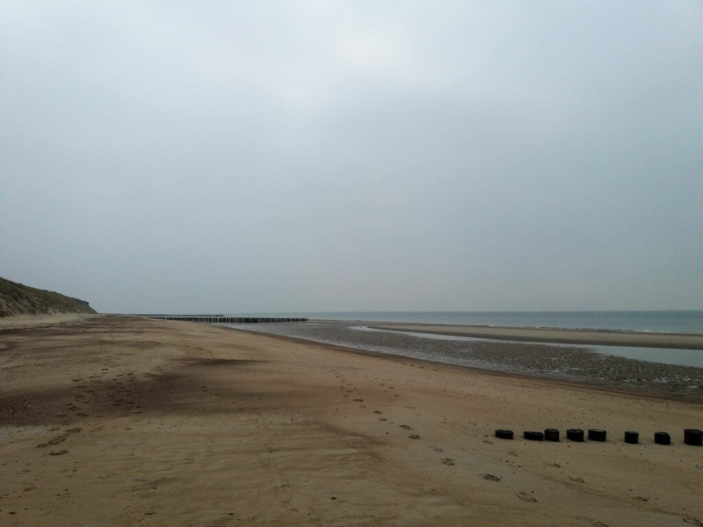 Het strand is in deze tijd van het jaar stil en verlaten