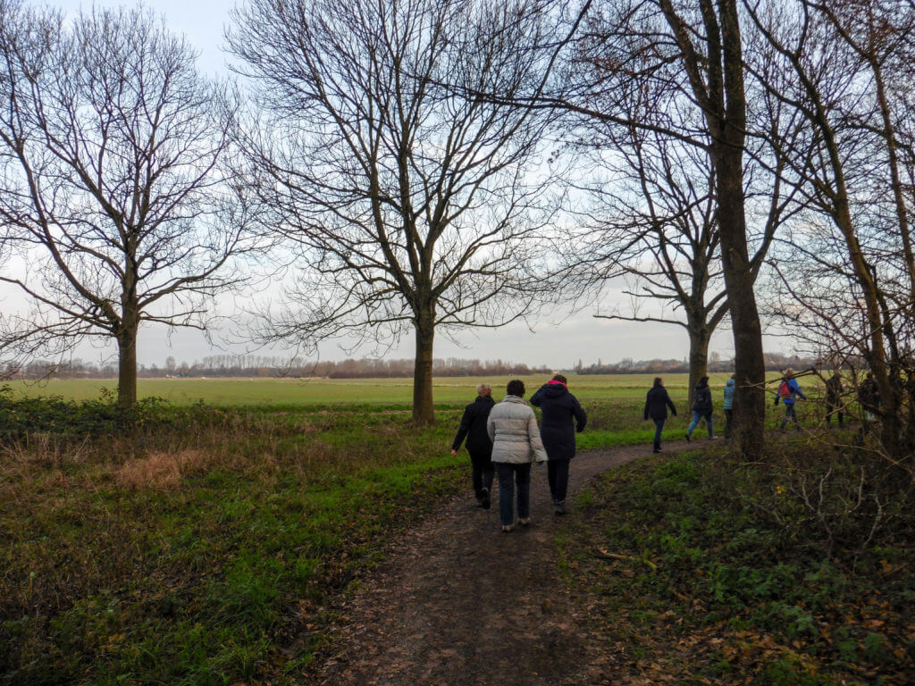 Gezellig kletsend met elkaar wandelen Gezellig kletsend met elkaar wandelen