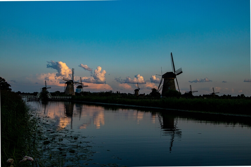 De molens van Kinderdijk bij zonsondergang